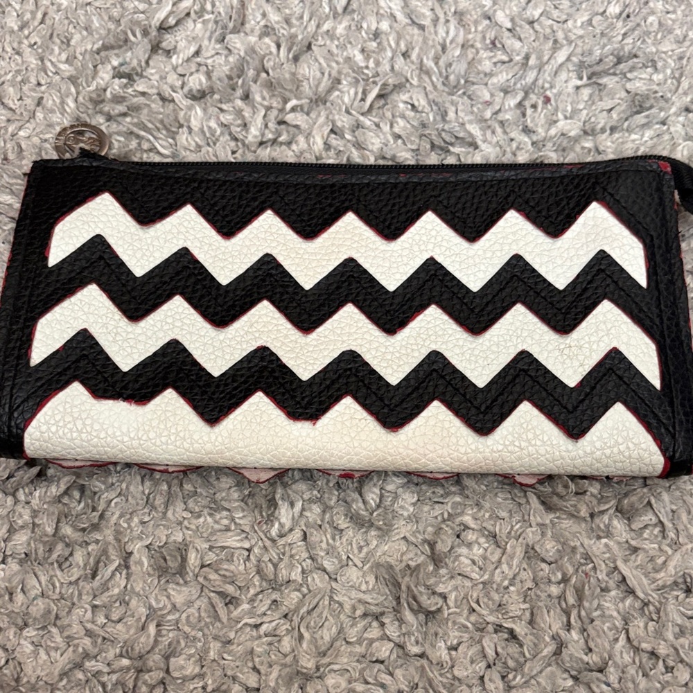 Chic Black and White Zigzag Wristlet